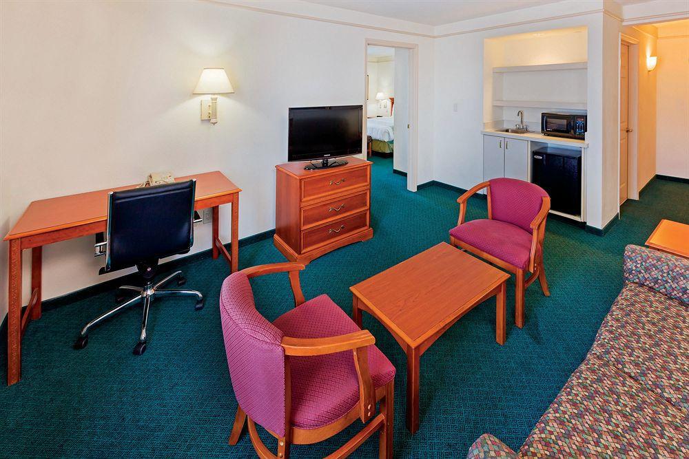 La Quinta By Wyndham San Antonio Airport Hotel Екстериор снимка