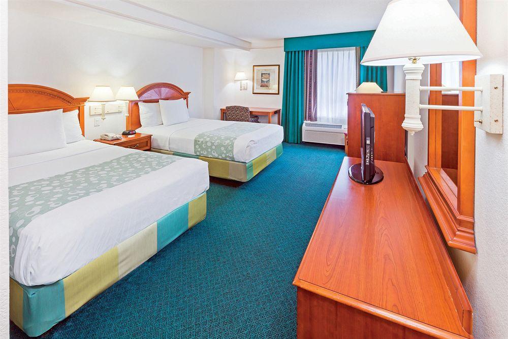 La Quinta By Wyndham San Antonio Airport Hotel Екстериор снимка
