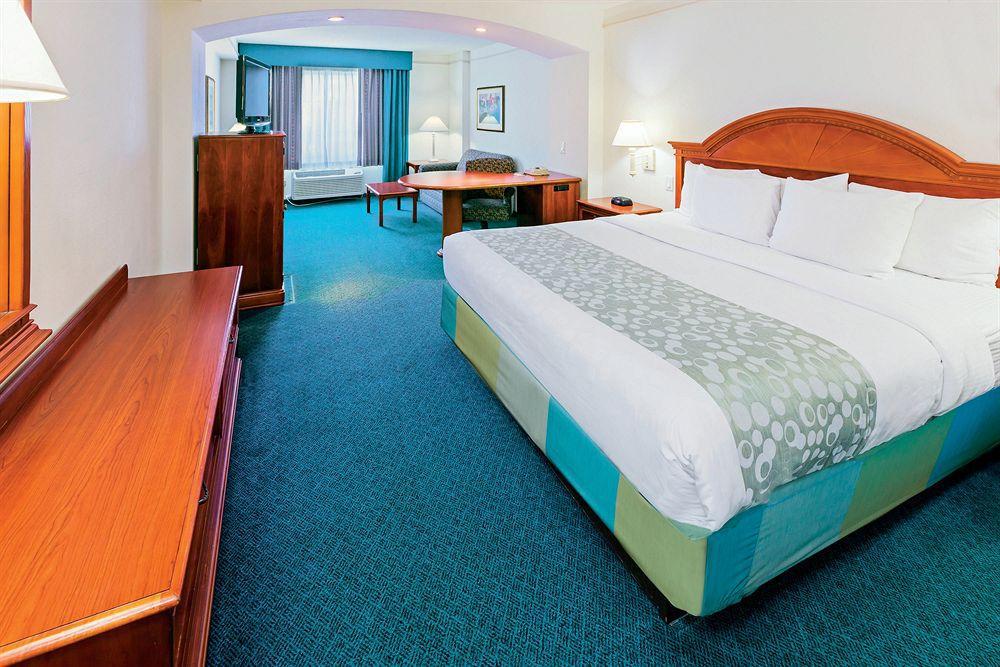 La Quinta By Wyndham San Antonio Airport Hotel Екстериор снимка