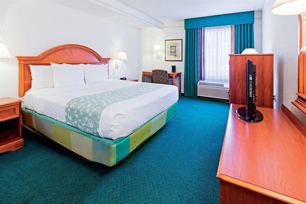 La Quinta By Wyndham San Antonio Airport Hotel Екстериор снимка