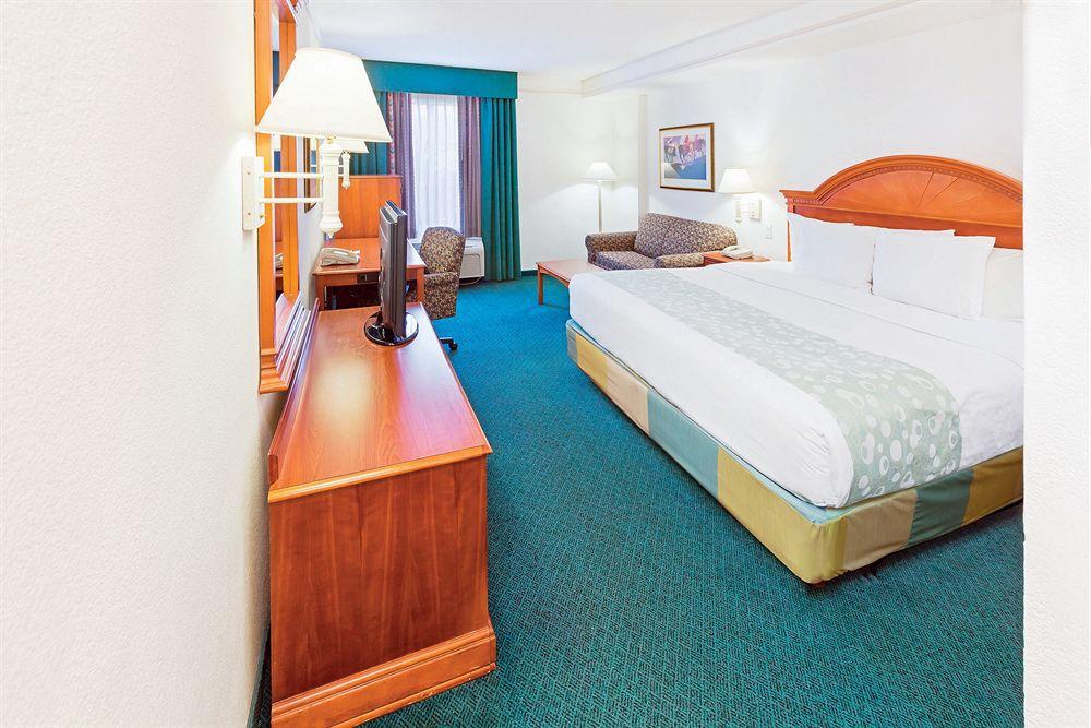 La Quinta By Wyndham San Antonio Airport Hotel Екстериор снимка