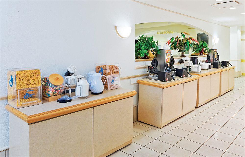 La Quinta By Wyndham San Antonio Airport Hotel Екстериор снимка