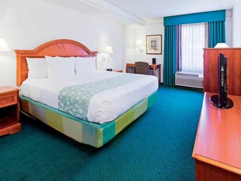 La Quinta By Wyndham San Antonio Airport Hotel Екстериор снимка