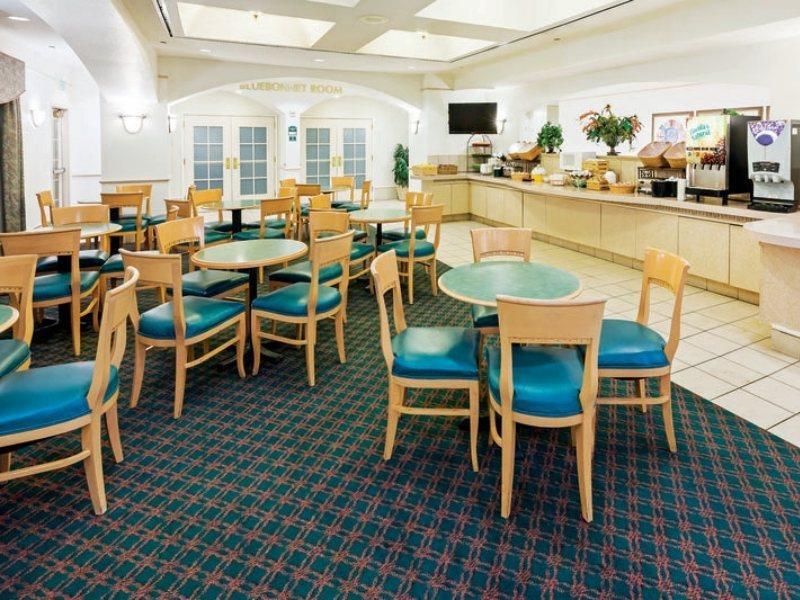 La Quinta By Wyndham San Antonio Airport Hotel Екстериор снимка